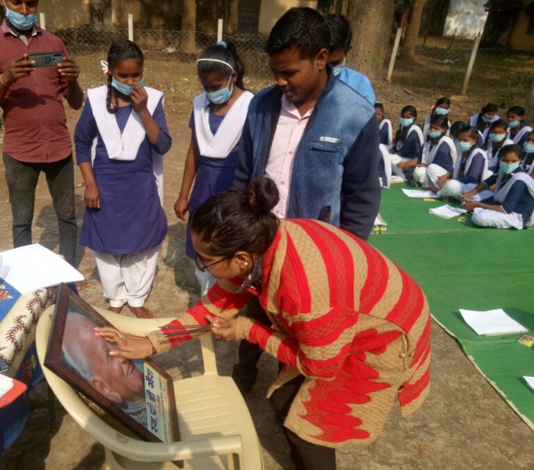सीमा वर्मा पहुंची स्वर्गीय प्रोफेसर खेड़ा के स्कूल बच्चो ने उकेरी जंगल की सुन्दरता…
