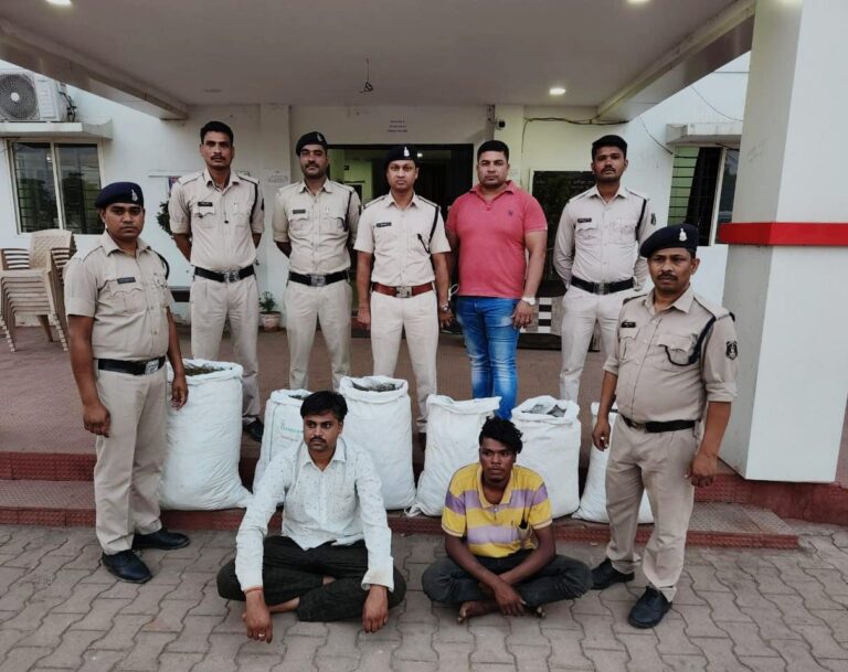 थाना चकरभाठा, ACCU बिलासपुर एवम नारकोटिक्स सेल की बड़ी सफलता 100 किलो मादक पदार्थ गांजा और बोलेरो पिकअप सहित जुमला कीमती 1100000 लाख रुपये जप्त