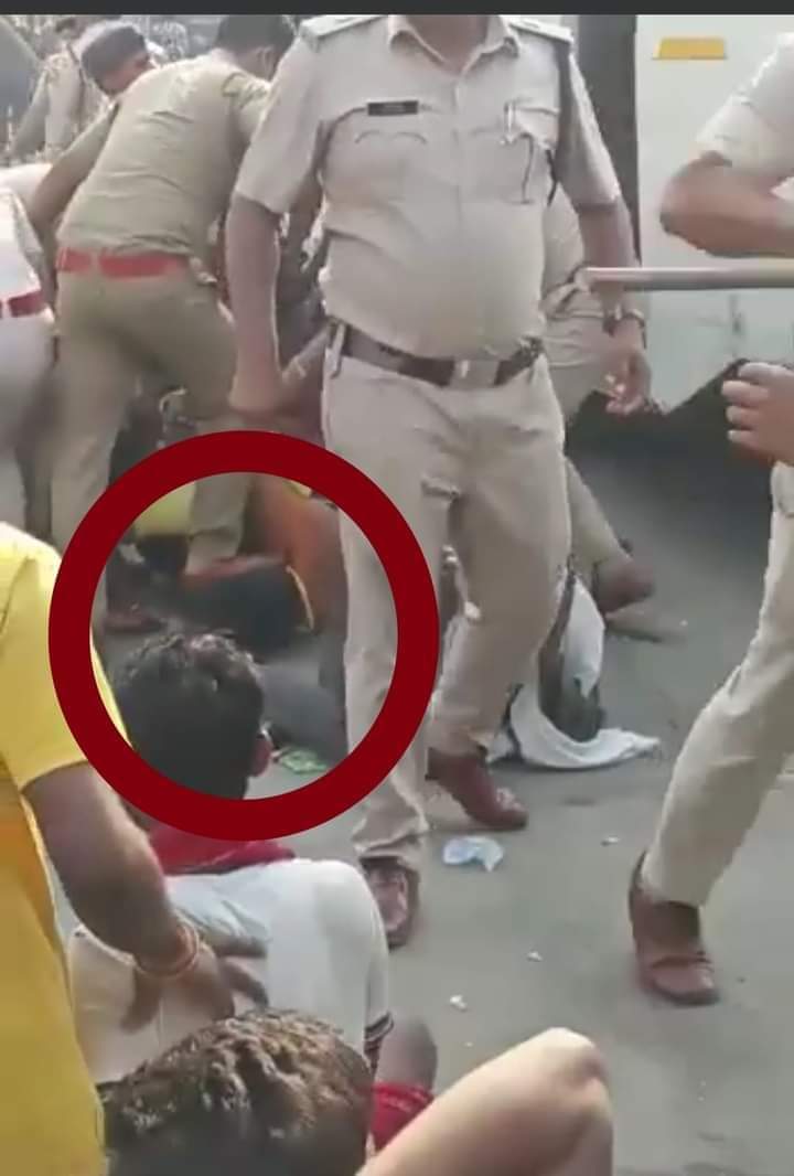 रायपुर में आंदोलनरत बिजली विभाग के कर्मजारियों पे लात जूते लाठी बरसाते पुलिस अधिकारियों का वीडियो वायरल, आज़ाद मंच ने अमित शाह से की शिकायत… रायपुर में आंदोलनरत बिजली विभाग के कर्मजारियों पे लात जूते लाठी बरसाते पुलिस अधिकारियों का वीडियो वायरल, आज़ाद मंच ने अमित शाह से की शिकायत…