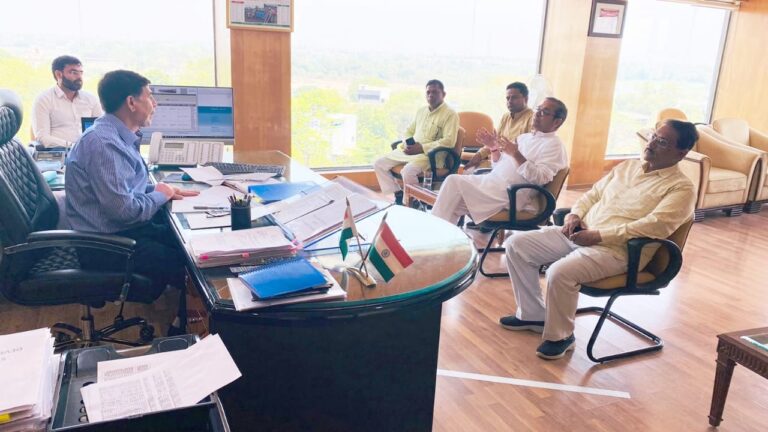 नगर विधायक शैलेष पांडेय ने रेलवे महाप्रबंधक आलोक कुमार से की मुलाक़ात… नगर विधायक शैलेष पांडेय ने रेलवे महाप्रबंधक आलोक कुमार से की मुलाक़ात…