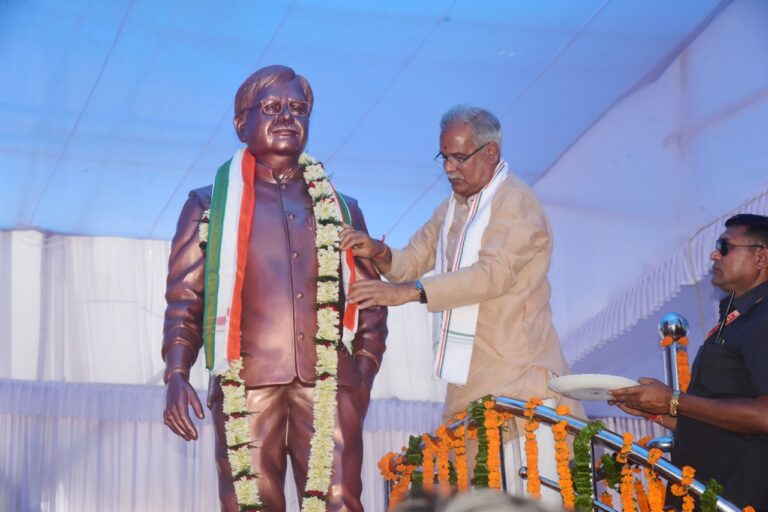 मुख्यमंत्री ने किया शिक्षाविद् एवं समाजसेवी स्वर्गीय श्री बसंत शर्मा की प्रतिमा का अनावरण… मुख्यमंत्री ने किया शिक्षाविद् एवं समाजसेवी स्वर्गीय श्री बसंत शर्मा की प्रतिमा का अनावरण…