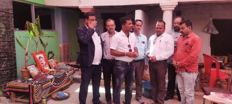 प्रदेश अध्यक्ष मनीषा मिश्रा सहित प्रदेश कार्यकारिणी की टीम द्वारा दिवंगत दिलीप पटेल को उनके निवास ग्राम झनकपुर पहुँचकर दी गई श्रद्धांजलि…