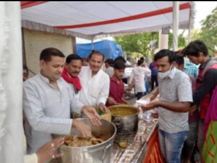 हनुमान जन्म उत्सव के पावन पर्व पर सी एम ङी कालेज चौक मे आज दक्षिण मुखी हनुमान मंदिर समिति के सदस्यो द्वारा भंडारे का आयोजन…