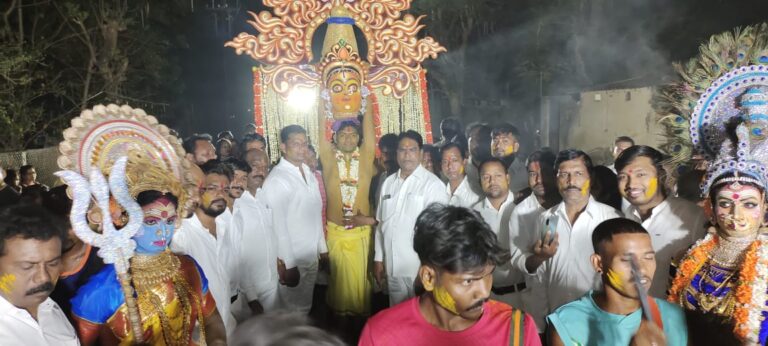 श्री श्री सोलापुरी माता पूजा सेवा समिति दुर्गा मंदिर चौक स्टेशन रोड बारहखोली बंगलायार्ड बिलासपुर में आयोजित श्री श्री सोलापुरी माता पूजा समिति के द्वारा मां त्रिपुर सुंदरी मरी माई मंदिर से मां सोलापुरी की भव्य शोभा यात्रा निकाली गई… श्री श्री सोलापुरी माता पूजा सेवा समिति दुर्गा मंदिर चौक स्टेशन रोड बारहखोली बंगलायार्ड बिलासपुर में आयोजित श्री श्री सोलापुरी माता पूजा समिति के द्वारा मां त्रिपुर सुंदरी मरी माई मंदिर से मां सोलापुरी की भव्य शोभा यात्रा निकाली गई…