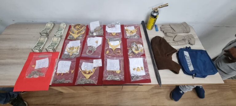 न्यायधानी में 13 चोरी के मामले में पुलिस को मिली बड़ी सफलता आरोपियों से 25 लाख से अधिक का सोने चांदी के अभूषण बरामद…. न्यायधानी में 13 चोरी के मामले में पुलिस को मिली बड़ी सफलता आरोपियों से 25 लाख से अधिक का सोने चांदी के अभूषण बरामद….