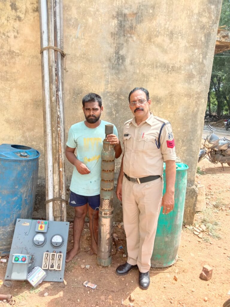 समर्सिबल पंप ,पाइप , पैनल बोर्ड चोरी करने वाला आरोपी गिरफ्तार..24 घंटे के भीतर चोरी के आरोपी को किया गया गिरफ्तार…. समर्सिबल पंप ,पाइप , पैनल बोर्ड चोरी करने वाला आरोपी गिरफ्तार..24 घंटे के भीतर चोरी के आरोपी को किया गया गिरफ्तार….