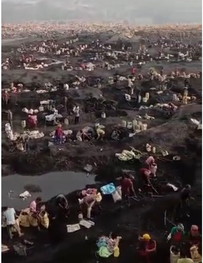 कोयला खदान से लोगो का कोयला चोरी करने का वीडियो हुआ वायरल,बिलासपुर रेंज आईजी ने दिए जांच के आदेश… कोयला खदान से लोगो का कोयला चोरी करने का वीडियो हुआ वायरल,बिलासपुर रेंज आईजी ने दिए जांच के आदेश…