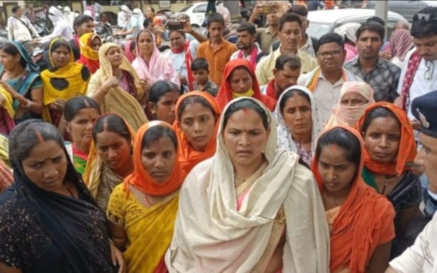 सीपत एनटीपीसी के राखड़ डेम से परेशान महिलाओं ने किया कलेक्ट्रेट का घेराव…मांगे पूरी न होने पर दी.. आत्मदाह करने की चेतावनी… सीपत एनटीपीसी के राखड़ डेम से परेशान महिलाओं ने किया कलेक्ट्रेट का घेराव…मांगे पूरी न होने पर दी.. आत्मदाह करने की चेतावनी…