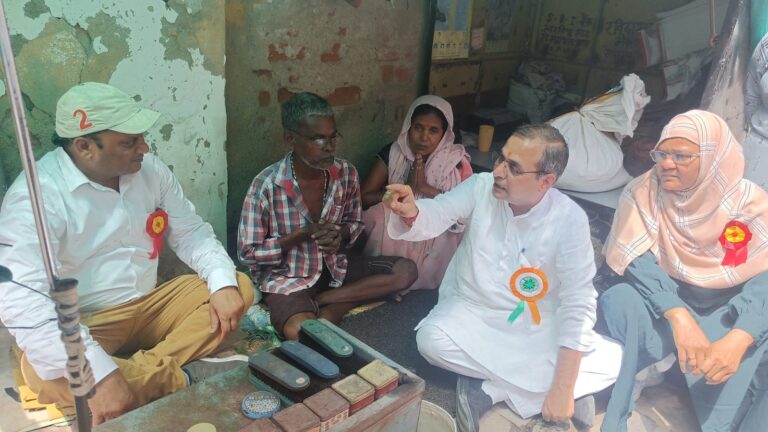 विधायक जी जरा सुनिए~~पीछे देखा तो— एक जूते बनाने वाला हमारा मोची भाई कहता है कि विधायक जी जरा सुनिए~~पीछे देखा तो— एक जूते बनाने वाला हमारा मोची भाई कहता है कि