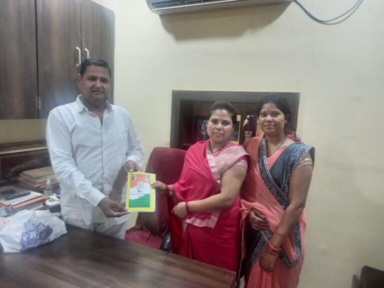 बिलासपुर नगर निगम क्षेत्र के बिनोबानगर वार्ड मे छत्तीसगढ योग आयोग सदस्य व वरिष्ठ पार्षद रविन्द्र सिंह द्वारा बी पी एल व सामान्य राशनकार्ड का आज शिविर लगा किया गया वितरण… बिलासपुर नगर निगम क्षेत्र के बिनोबानगर वार्ड मे छत्तीसगढ योग आयोग सदस्य व वरिष्ठ पार्षद रविन्द्र सिंह द्वारा बी पी एल व सामान्य राशनकार्ड का आज शिविर लगा किया गया वितरण…