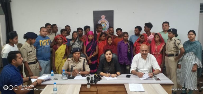 कोतवाली पुलिस की तत्परता से चंद घंटो में 17 आरोपियो को मशरूका सहित किया गया गिरफ्तार आरोपियो के कब्जे से सोने के जेवर कीमती लगभग 5 लाख रुपये के बरामद… कोतवाली पुलिस की तत्परता से चंद घंटो में 17 आरोपियो को मशरूका सहित किया गया गिरफ्तार आरोपियो के कब्जे से सोने के जेवर कीमती लगभग 5 लाख रुपये के बरामद…