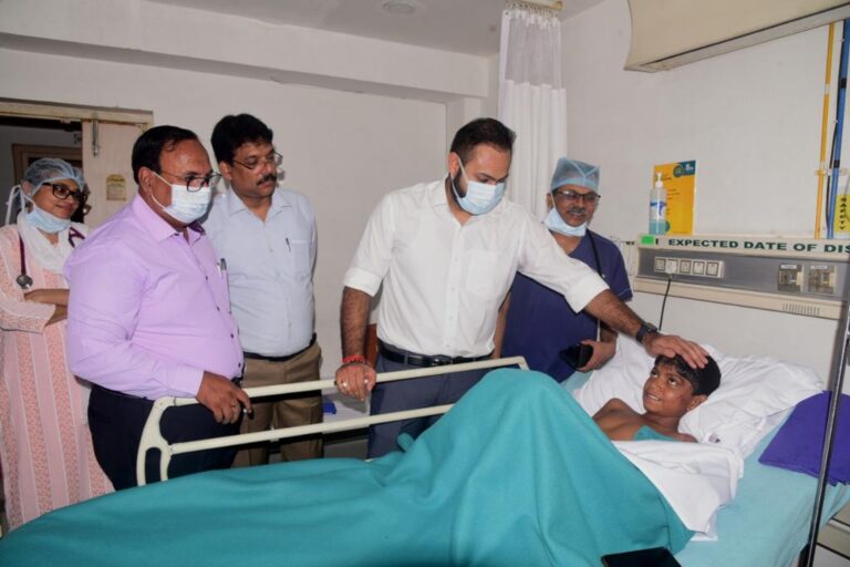 कलेक्टर डॉ. मित्तर ने लिया राहुल के स्वास्थ्य का जायजा मन बहलाने दी पेण्टिग सामग्री एवं कहानियों की किताबें तेजी से सामान्य हो रहा राहुल का जीवन… कलेक्टर डॉ. मित्तर ने लिया राहुल के स्वास्थ्य का जायजा मन बहलाने दी पेण्टिग सामग्री एवं कहानियों की किताबें तेजी से सामान्य हो रहा राहुल का जीवन…