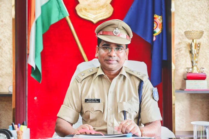 कोरबा के नए पुलिस कप्तान अदम्य नेतृत्व क्षमता, नए प्रयोग और पुलिसिंग कार्य मे बेहतर बदलाव के लिए जाने जाते है- आईपीएस संतोष सिंह