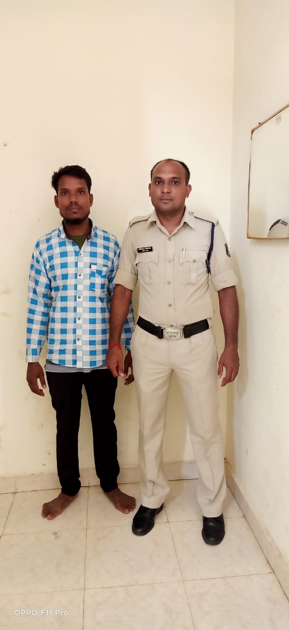 जायसवाल कंस्ट्रक्शन के नाम से दुकान खोलकर आवासीय भूखंड का खसरा बताकर करता था धोखाधडी…फरार आरोपी संतोष जायसवाल को किया गया गिरफ्तार.. जायसवाल कंस्ट्रक्शन के नाम से दुकान खोलकर आवासीय भूखंड का खसरा बताकर करता था धोखाधडी…फरार आरोपी संतोष जायसवाल को किया गया गिरफ्तार..