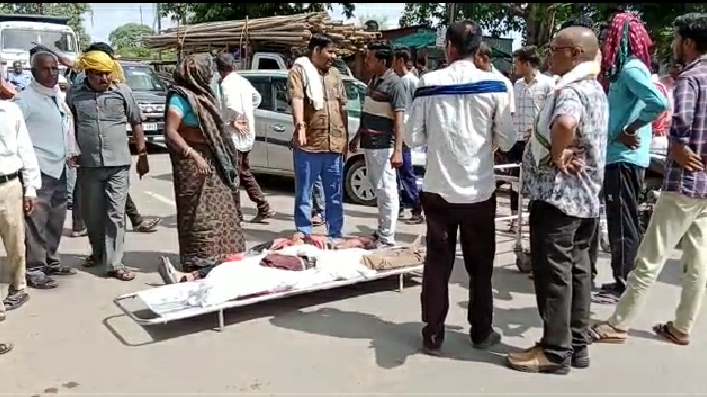 पैसो के विवाद मे पत्नी, सास, ससुर और साला ने मिलकर दामाद की चाकू डंडा मारकर हत्या…ग्रामीणों ने किया चक्काजाम… पैसो के विवाद मे पत्नी, सास, ससुर और साला ने मिलकर दामाद की चाकू डंडा मारकर हत्या…ग्रामीणों ने किया चक्काजाम…