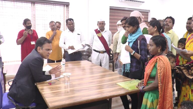 कलेक्टर ने साप्ताहिक जनदर्शन में सुनी आम जनता की समस्याएं…गरीब परिवार के 8 लोगों को जनदर्शन में मिला राशनकार्ड… कलेक्टर ने साप्ताहिक जनदर्शन में सुनी आम जनता की समस्याएं…गरीब परिवार के 8 लोगों को जनदर्शन में मिला राशनकार्ड…