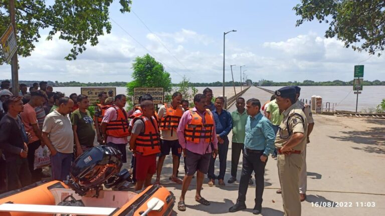 आई.जी. डांगी पहुँचे बाढ़ प्रभावित गाँव सकारपाली साराडीह प्रभावितो से किए बातचीत जाना हाल-चाल… आई.जी. डांगी पहुँचे बाढ़ प्रभावित गाँव सकारपाली साराडीह प्रभावितो से किए बातचीत जाना हाल-चाल…