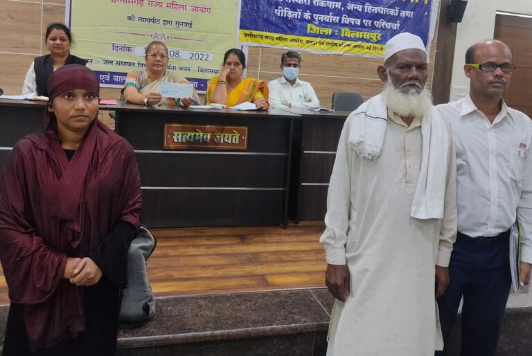 भरण-पोषण के मामले में आयोग की समझाईश पर हुआ समझौता आवेदिका को उसके समान सहित अनावेदक ने सौंपा 3 लाख 3 हजार रुपये का चेक दिलाया गया… भरण-पोषण के मामले में आयोग की समझाईश पर हुआ समझौता आवेदिका को उसके समान सहित अनावेदक ने सौंपा 3 लाख 3 हजार रुपये का चेक दिलाया गया…