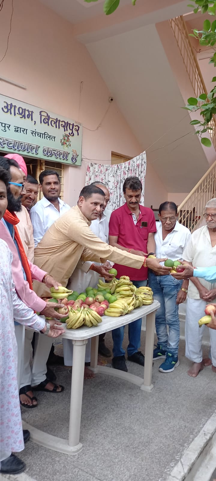 छत्तीसगढ़ के मुख्यमंत्री भूपेश बघेल के जन्म दिवस पर कल्याण कुंज वृद्ध आश्रम में छत्तीसगढ़ योग आयोग सदस्य रविंद्र सिंह ने वृध्दजनो को किया फल बिस्कुट मिठाई का वितरण… छत्तीसगढ़ के मुख्यमंत्री भूपेश बघेल के जन्म दिवस पर कल्याण कुंज वृद्ध आश्रम में छत्तीसगढ़ योग आयोग सदस्य रविंद्र सिंह ने वृध्दजनो को किया फल बिस्कुट मिठाई का वितरण…