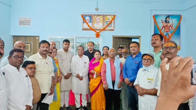भवन जीर्णोद्धार व तीजा मिलन में अतिथि शैलेश पांडेय व हर्षिता पांडेय शामिल हुए… भवन जीर्णोद्धार व तीजा मिलन में अतिथि शैलेश पांडेय व हर्षिता पांडेय शामिल हुए…