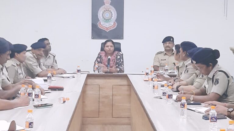 पुलिस उप महानिरीक्षक व वरिष्ठ पुलिस अधीक्षक बिलासपुर ने आज बिलासागुड़ी में जिले के सभी राजपत्रित अधिकारिओ व शहर के थाना प्रभारिओ की मीटिंग लिया जिसमे शहर में आपराधिक घटनाओ क़ी समीक्षा की गई… पुलिस उप महानिरीक्षक व वरिष्ठ पुलिस अधीक्षक बिलासपुर ने आज बिलासागुड़ी में जिले के सभी राजपत्रित अधिकारिओ व शहर के थाना प्रभारिओ की मीटिंग लिया जिसमे शहर में आपराधिक घटनाओ क़ी समीक्षा की गई…