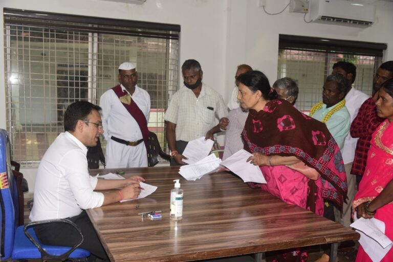 कलेक्टर ने साप्ताहिक जनदर्शन में सुनी आमजनता की समस्याएं…गरीब परिवार के चार लोगों को जनदर्शन में मिला राशनकार्ड… कलेक्टर ने साप्ताहिक जनदर्शन में सुनी आमजनता की समस्याएं…गरीब परिवार के चार लोगों को जनदर्शन में मिला राशनकार्ड…
