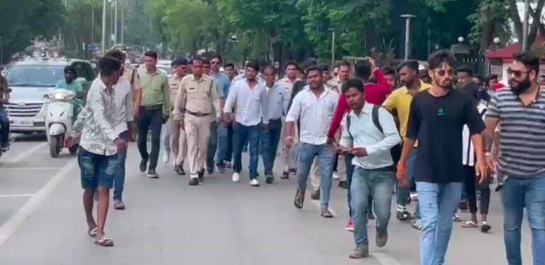 जिलाबदर की सजा काटकर आए मैडी की कार से मिले हथियार, खातिरदारी कर पुलिस ने निकला जुलूस…