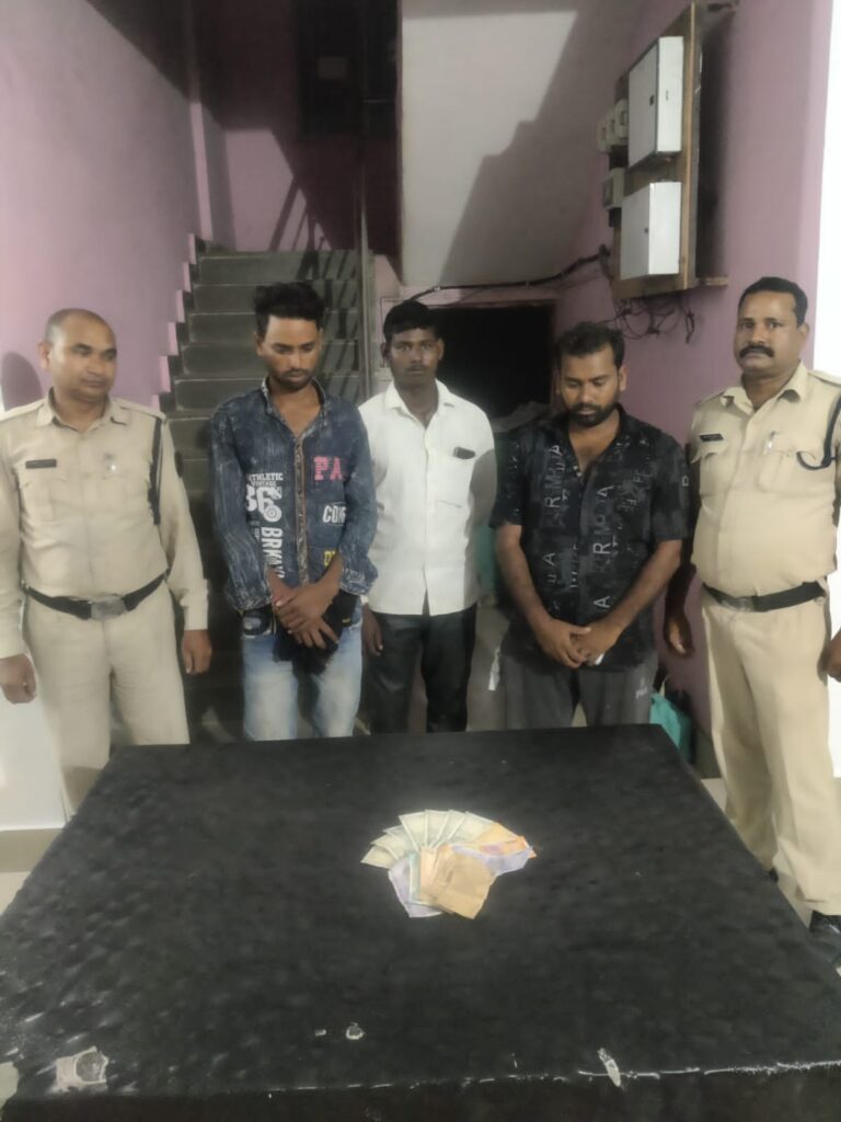 मस्तूरी पुलिस द्वारा जुवारियों पर की गई कार्यवाही तीन आरोपियों से कुल 4200 रूपये एवं 6 नग मोटरसाइकिल व एक कार किया जप्त…
