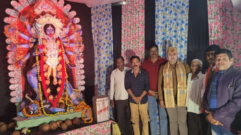 लक्ष्मी पूजन एवं काली पूजन में हुए शामिल त्रिलोक श्रीवास… लक्ष्मी पूजन एवं काली पूजन में हुए शामिल त्रिलोक श्रीवास…