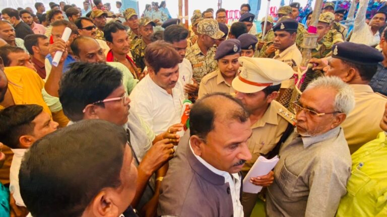 जनसुनवाई में हुआ जमकर बवाल, तोड़फोड़: अचानक आए युवा कांग्रेसी और हंगामा मचाते हुए करने लगे तोड़फोड़, मंच छोड़कर भागे अफसर…