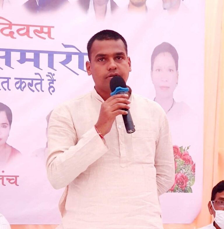 बेलतरा क्षेत्र की दुष्कर्म पीड़िता मजदूर महिला को अब तक नहीं मिल सका न्याय.पीड़िता से मुलाकात के बाद सभापति अंकित गौरहा ने कहा भाजपा की महतारी हुंकार रैली राजनीतिक प्रपंच और ग्रैंड नौटंकी के अलावा कुछ नहीं. महिला की इज्जत तार-तार करने वाले भाजपाई कर रहे महिलाओं का मान सम्मान बचाने का दिखावा… बेलतरा क्षेत्र की दुष्कर्म पीड़िता मजदूर महिला को अब तक नहीं मिल सका न्याय.पीड़िता से मुलाकात के बाद सभापति अंकित गौरहा ने कहा भाजपा की महतारी हुंकार रैली राजनीतिक प्रपंच और ग्रैंड नौटंकी के अलावा कुछ नहीं. महिला की इज्जत तार-तार करने वाले भाजपाई कर रहे महिलाओं का मान सम्मान बचाने का दिखावा…