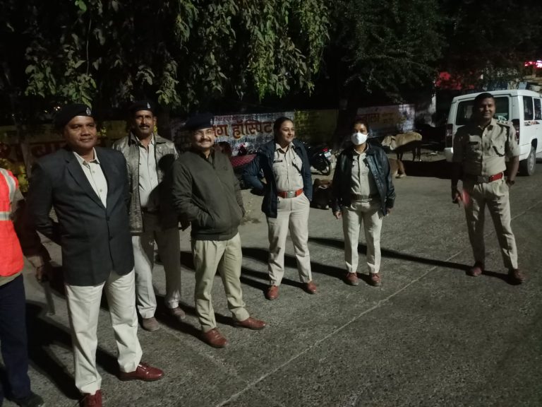 बढ़ती अपराधों में अंकुश लगाने बिलासपुर पुलिस के टीमों द्वारा शहर के सभी मुख्य चौक चौराहों पर किया गया सघन चेकिंग…. बढ़ती अपराधों में अंकुश लगाने बिलासपुर पुलिस के टीमों द्वारा शहर के सभी मुख्य चौक चौराहों पर किया गया सघन चेकिंग….