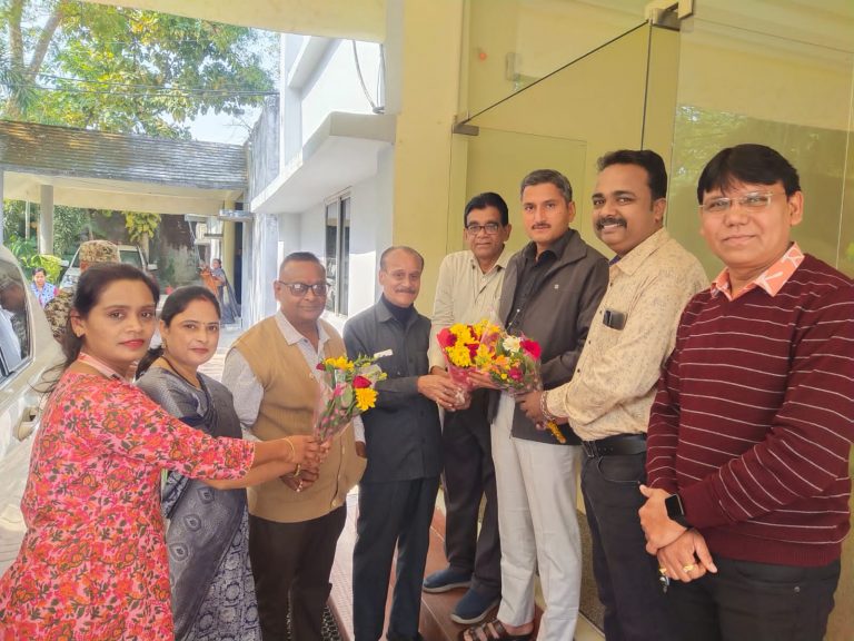 सदभाव पत्रकार संघ छत्तीसगढ द्वारा बिलासपुर रेंज के नए पुलिस महानिरीक्षक बद्रीनारायण मीणा से सौजन्य भेट कर उनका पुष्प गुच्छ एवम संगठन का प्रतीक चिन्ह देकर सम्मानित किया गया… सदभाव पत्रकार संघ छत्तीसगढ द्वारा बिलासपुर रेंज के नए पुलिस महानिरीक्षक बद्रीनारायण मीणा से सौजन्य भेट कर उनका पुष्प गुच्छ एवम संगठन का प्रतीक चिन्ह देकर सम्मानित किया गया…