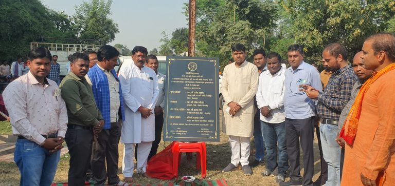 78 लाख के सी.सी.रोड के निर्माण कार्य का मंडी अध्यक्ष राजेंद्र शुक्ला व जिला पंचायत सभापति अंकित गौरहा ने किया भूमिपुजन… 78 लाख के सी.सी.रोड के निर्माण कार्य का मंडी अध्यक्ष राजेंद्र शुक्ला व जिला पंचायत सभापति अंकित गौरहा ने किया भूमिपुजन…