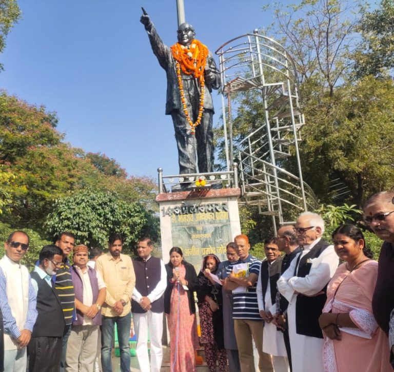 ज़िला कांग्रेस कमेटी ( शहर/ग्रामीण ) द्वारा 06 दिसम्बर को संविधान निर्माता,भारत रत्न डॉ भीमराव अंबेडकर की पुण्यतिथि मनाई गई,और उनके आदमकद प्रतिमा पर माल्यार्पण कर श्रद्धाजंलि दी गई… ज़िला कांग्रेस कमेटी ( शहर/ग्रामीण ) द्वारा 06 दिसम्बर को संविधान निर्माता,भारत रत्न डॉ भीमराव अंबेडकर की पुण्यतिथि मनाई गई,और उनके आदमकद प्रतिमा पर माल्यार्पण कर श्रद्धाजंलि दी गई…