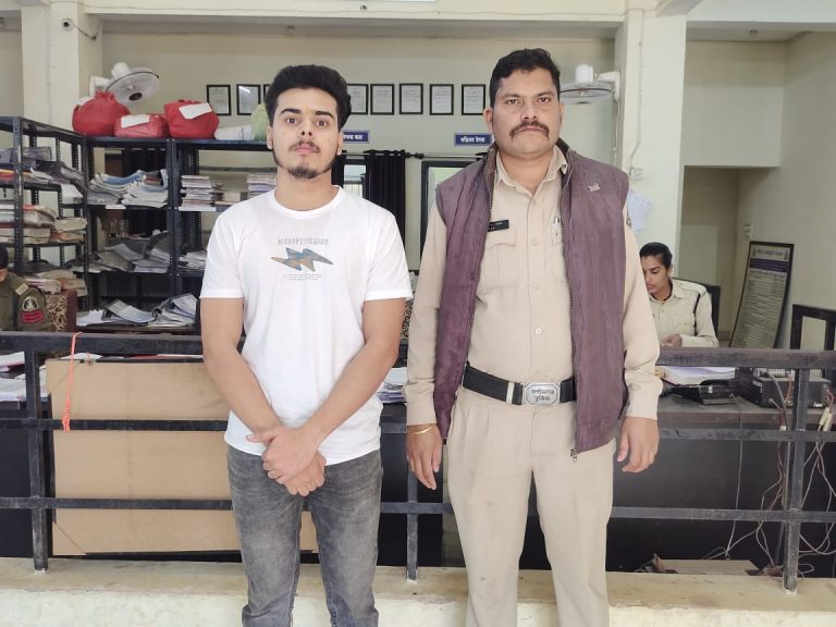 इंस्टाग्राम में पीडिता की अश्लील फोटो वायरल करने वाला आरोपी सरकंडा पुलिस की गिरफ्त में आरोपी के कब्जे से घटना में प्रयुक्त मोबाईल किया गया जप्त… इंस्टाग्राम में पीडिता की अश्लील फोटो वायरल करने वाला आरोपी सरकंडा पुलिस की गिरफ्त में आरोपी के कब्जे से घटना में प्रयुक्त मोबाईल किया गया जप्त…