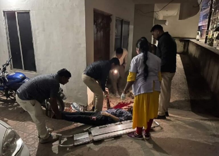 प्राचार्य प्रदीप श्रीवास्तव का गला रेत साथ ही गमले से सिर को भी कुचल दिया हमले से खून से लथपथ प्राचार्य की मौके पर ही मौत हो गई….