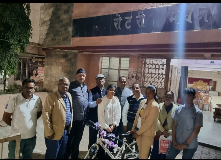 रोटरी क्लब बिलासपुर द्वारा जरूरतमंद छात्रा को दी गई निशुल्क बाय साइकिल….