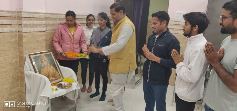 युवा दिवस के अवसर पर योग आयोग के सदस्य रविंद्र सिंह ठाकुर ने स्वामी विवेकानंद के छाया चित्र पर दीप प्रज्वलित कर माल्यार्पण किये…. युवा दिवस के अवसर पर योग आयोग के सदस्य रविंद्र सिंह ठाकुर ने स्वामी विवेकानंद के छाया चित्र पर दीप प्रज्वलित कर माल्यार्पण किये….