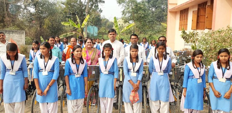 सरस्वती सायकल योजना से कम हुई स्कूल की दूरी..जिला पंचायत सभापति अंकित गौरहा ने किया वितरण..बताया..21 वीं सदी में बच्चियां निभाएंगी विकास में सहभागिता… सरस्वती सायकल योजना से कम हुई स्कूल की दूरी..जिला पंचायत सभापति अंकित गौरहा ने किया वितरण..बताया..21 वीं सदी में बच्चियां निभाएंगी विकास में सहभागिता…