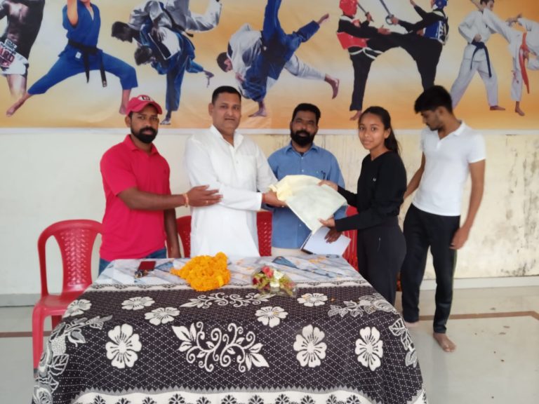 कन्याकुमारी तमिलनाडु में आयोजित 28वी राष्ट्रीय थांग-ता मार्शल आर्ट प्रतियोगिता में शामिल होने जा रहे 14 खिलाड़ियों को रवानगी पूर्व कांग्रेस के वरिष्ठ नेता छत्तीसगढ़ योग आयोग सदस्य रविंद्र सिंह ने ट्रैक सूट व अन्य सामग्री वितरण कर आशीर्वाद दिया…