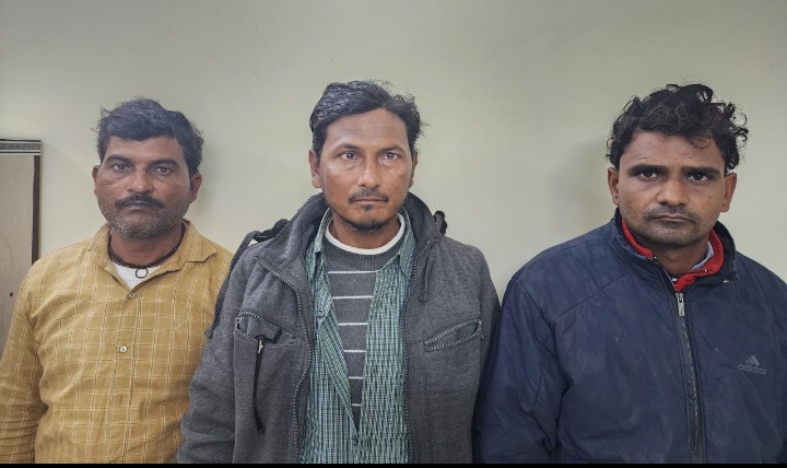 रूपाली टाइल्स में अज्ञात चोरों ने सटर तोड़ा और चोरी करने का प्रयास किया थाना तारबाहर द्वारा चोरों को किया गया गिरफ्तार….