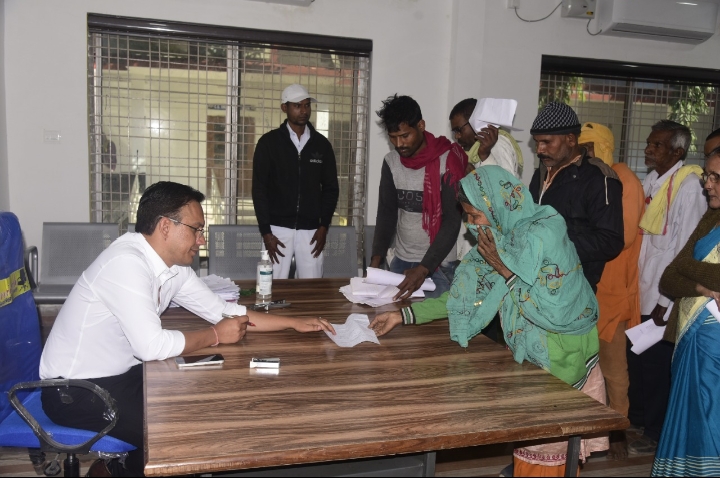 कलेक्टर ने जनदर्शन में सुनी ग्रामीणों और किसानों की समस्याएं…. कलेक्टर ने जनदर्शन में सुनी ग्रामीणों और किसानों की समस्याएं….