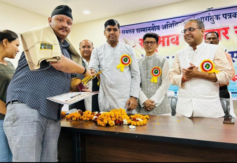 सद्भाव पत्रकार संघ छत्तीसगढ़ बिलासपुर (छ:ग) प्रदेश स्तरीय सम्मेलन एवं सम्मान समारोह में बिलासपुर समाज सेवा एवं मानव सेवा के उत्कृष्ट कार्यों के लिए बिलासपुर विधायक माननीय शैलेश पांडे एवं अंकित गौराहा के हाथों सम्मानित किया गया… सद्भाव पत्रकार संघ छत्तीसगढ़ बिलासपुर (छ:ग) प्रदेश स्तरीय सम्मेलन एवं सम्मान समारोह में बिलासपुर समाज सेवा एवं मानव सेवा के उत्कृष्ट कार्यों के लिए बिलासपुर विधायक माननीय शैलेश पांडे एवं अंकित गौराहा के हाथों सम्मानित किया गया…