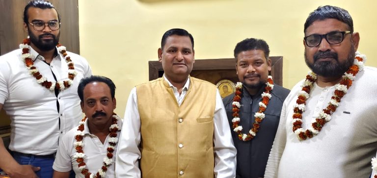 बिलासपुर शहर के खिलाड़ी एशिया स्ट्रेंथ लिफ्टिंग प्रतियोगिता में करेंगे अपनी ताकत का प्रदर्शन।चयन बाद खिलाङी आशिर्वाद लेने पहुंचे छत्तीसगढ योग आयोग सदस्य रविन्द्र सिंह के योग आयोग कार्यालय …