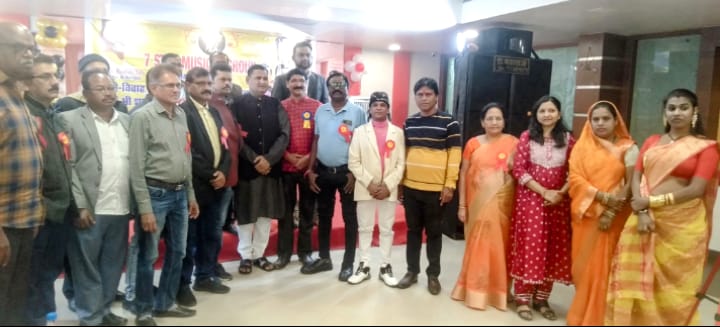 स्वर कोकिला लता मंगेशकर जी की पुण्यतिथि पर उनके तस्वीर मे पुष्प अर्पित कर याद किये छत्तीसगढ योग आयोग सदस्य रविन्द्र सिंह व सेवन स्टार म्यूजिकल ग्रुप के गायक व नगर के गणमान्य जन… स्वर कोकिला लता मंगेशकर जी की पुण्यतिथि पर उनके तस्वीर मे पुष्प अर्पित कर याद किये छत्तीसगढ योग आयोग सदस्य रविन्द्र सिंह व सेवन स्टार म्यूजिकल ग्रुप के गायक व नगर के गणमान्य जन…