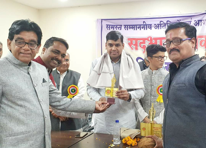 सदभाव पत्रकार संघ के अयोजन में शामिल होकर गौरवान्वित महसूस कर रहा हूं – जिला पंचायत सभापति अंकित गौरहा सदभाव पत्रकार संघ के अयोजन में शामिल होकर गौरवान्वित महसूस कर रहा हूं – जिला पंचायत सभापति अंकित गौरहा