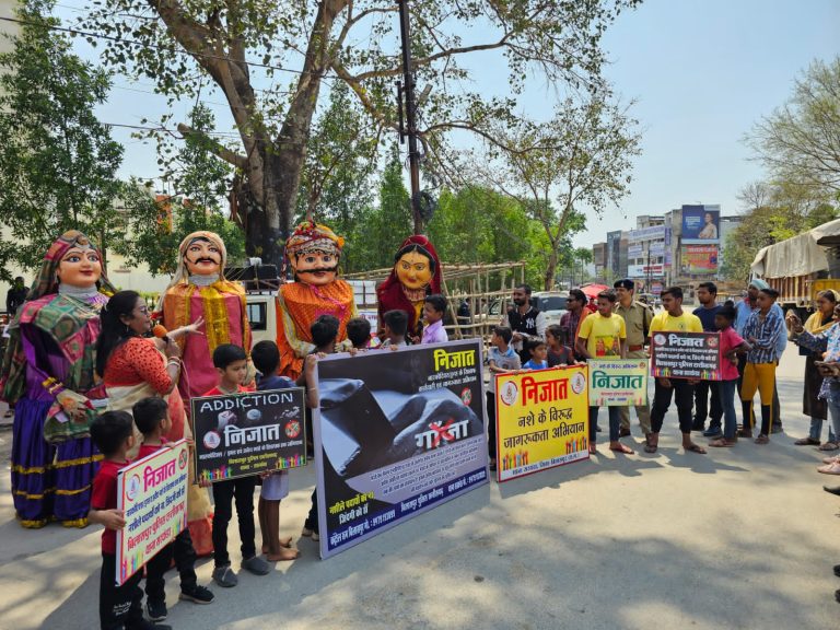 विश्व कठपुतली सप्ताह के तीसरे दिन सरकंडा थाना के भीड़ भाड़ वाले स्थानों पर कठपुतलियों ने प्रदर्शनी के जरिए लोगों को जागरूक किया… विश्व कठपुतली सप्ताह के तीसरे दिन सरकंडा थाना के भीड़ भाड़ वाले स्थानों पर कठपुतलियों ने प्रदर्शनी के जरिए लोगों को जागरूक किया…