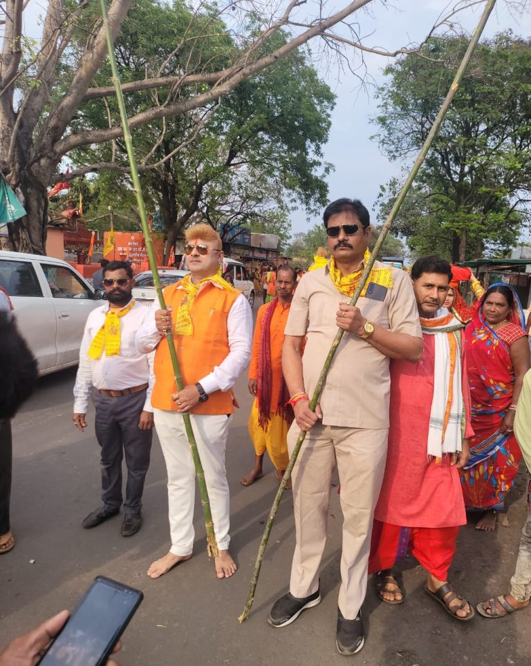 कलश यात्रा में त्रिलोक चंद श्रीवास दंपत्ति खाली पैर किए पूरे गाव का भ्रमण…
