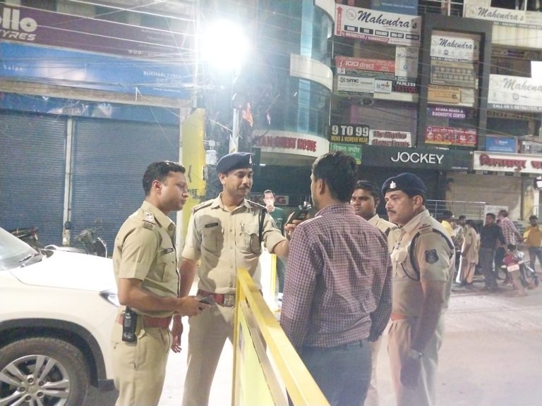 शहर के सभी मुख्य चौक चौराहे मे 70 से अधिक पुलिस अधिकारी कर्मचारी हुए चेकिंग मे शामिल… शहर के सभी मुख्य चौक चौराहे मे 70 से अधिक पुलिस अधिकारी कर्मचारी हुए चेकिंग मे शामिल…